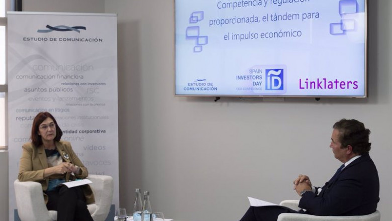 La presidenta de la CNMC, Cani Fernández, y el socio y director del área de Defensa de la competencia e Inversiones extranjeras de Linklaters, Jaime Pérez-Bustamante | LINKLATERS ep la presidenta de la cnmc cani fernandez y el socio y director del area de defensa de la
