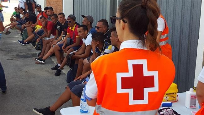 Los sanitarios atienden a los inmigrantes | CRUZ ROJA ep los sanitarios atiendenlos inmigrantes