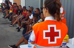 ep los sanitarios atiendenlos inmigrantes