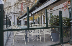 ep mampara instalada en un restaurante de la plaza de oriente en madrid espana a 12 de noviembre de