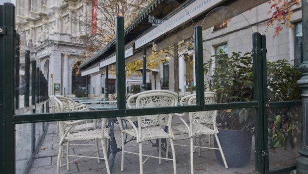 ep mampara instalada en un restaurante de la plaza de oriente en madrid espana a 12 de noviembre de