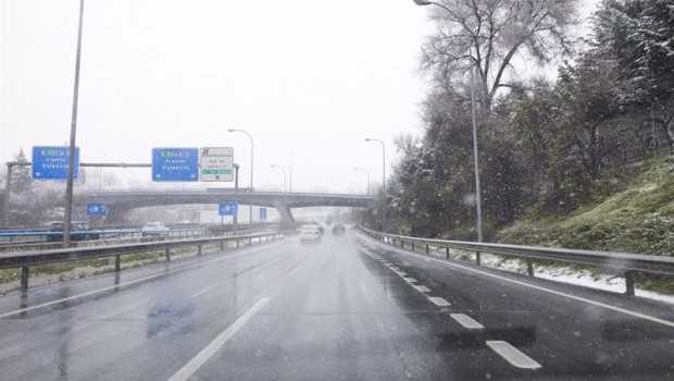ep nieve en una carretera de la capital tras el paso de la borrasca filomena en madrid espana a 7 de