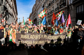 ep participantes en la marcha de pensionistas con un cartel que dice jubilads y pensionists en lucha