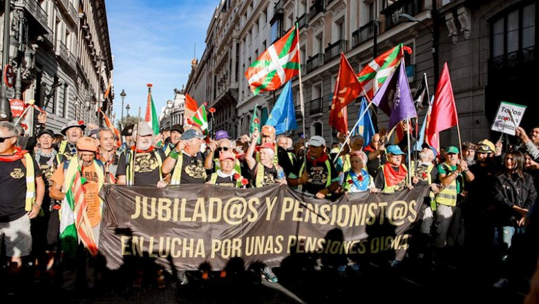 Participantes en la marcha de pensionistas con un cartel que dice 'Jubilad@s y pensionist@s. En lucha por unas pensiones dignas', en la Puerta del Sol de Madrid (España) a 15 de octubre de 2019. | Ricardo Rubio - Europa Press ep participantes en la marcha de pensionistas con un cartel que dice jubilads y pensionists en lucha