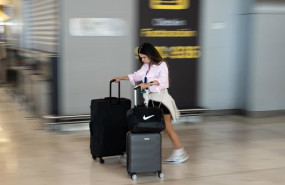 ep pasajera con varias maletas en el aeropuerto adolfo suarez madrid barajas a 14 de agosto de 2025