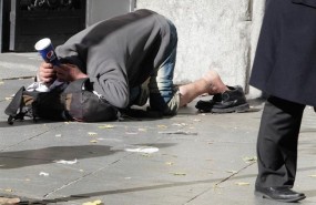 ep pobreza pobre indigente mendigo sin techo persona pidiendola calle