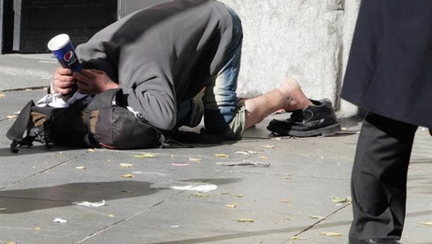 Pobreza, pobre, indigente, mendigo, sin techo, persona pidiendo en la calle | EUROPA PRESS ep pobreza pobre indigente mendigo sin techo persona pidiendola calle