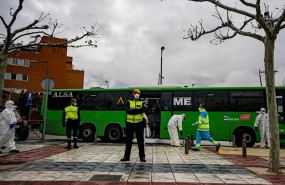 ep policias militares escoltan uno de los autobuses cuyos pasajeros son pacientes contagiados con