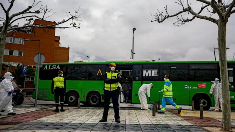 Policías militares escoltan uno de los autobuses cuyos pasajeros son pacientes contagiados con coronavirus que van del Hospital 12 de Octubre hacia el Hospital de Campaña de IFEMA, en Madrid | Ricardo Rubio - Europa Press ep policias militares escoltan uno de los autobuses cuyos pasajeros son pacientes contagiados con