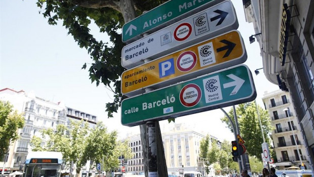 ep senales de trafico en la sque se indica el trafico restringido en la zona de madrid central
