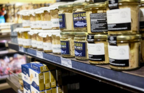 ep tarros de bonito en la seccion de conservas de un supermercado donde se muestran los precios y