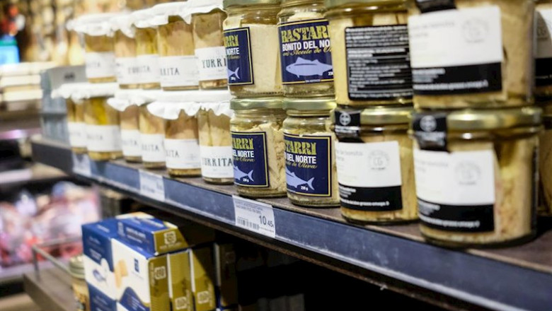 ep tarros de bonito en la seccion de conservas de un supermercado donde se muestran los precios y