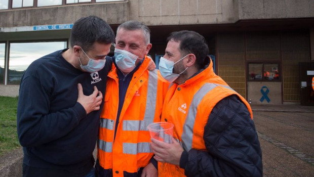 ep trabajadores de la fabrica de alcoa san cibrao celebran la anulacion del tsxg del ere de la
