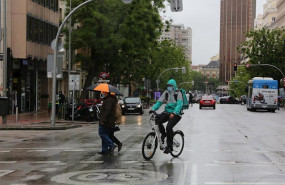 ep un ciclista en madrid en un dia de lluvia y bajada de temperaturas en toda espana en que en gran