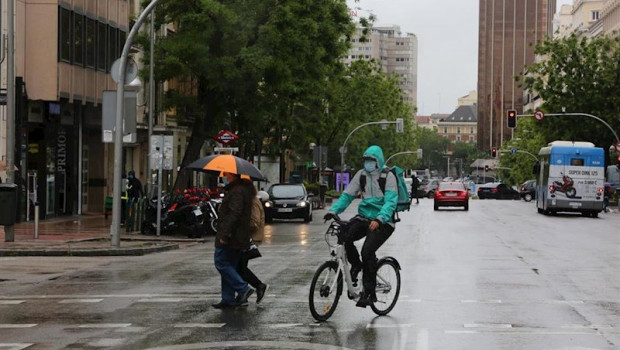 ep un ciclista en madrid en un dia de lluvia y bajada de temperaturas en toda espana en que en gran