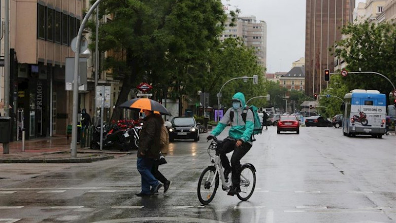 ep un ciclista en madrid en un dia de lluvia y bajada de temperaturas en toda espana en que en gran ep un ciclista en madrid en un dia de lluvia y bajada de temperaturas en toda espana en que en gran