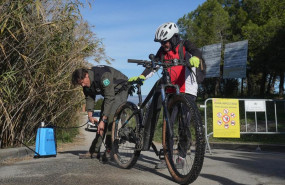 ep un efectivo de agents rurals desinfecta una bicicleta en un entorno natural de barber del valls