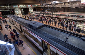 ep un gran numero de pasajeros espera la llegada de trenes en la estacion de madrid   puerta de
