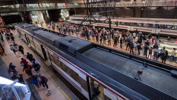 ep un gran numero de pasajeros espera la llegada de trenes en la estacion de madrid   puerta de