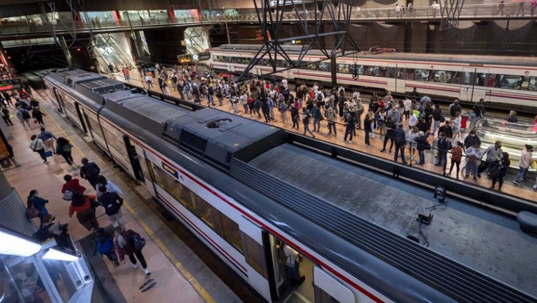 Un gran número de pasajeros espera la llegada de trenes en la estación de Madrid - Puerta de Atocha, a 30 de septiembre de 2021, en Madrid (España). | Alberto Ortega - Europa Press ep un gran numero de pasajeros espera la llegada de trenes en la estacion de madrid puerta de