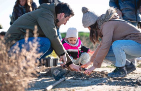 ep una familia de aedas homes plantando un arbol en la parcela de cobena