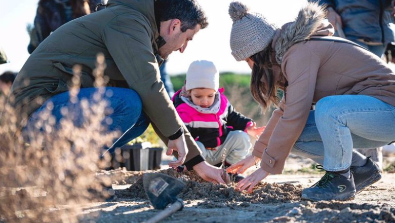ep una familia de aedas homes plantando un arbol en la parcela de cobena ep una familia de aedas homes plantando un arbol en la parcela de cobena
