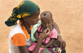 ep una madre da de comer a su hijo desnutrido en burkina faso