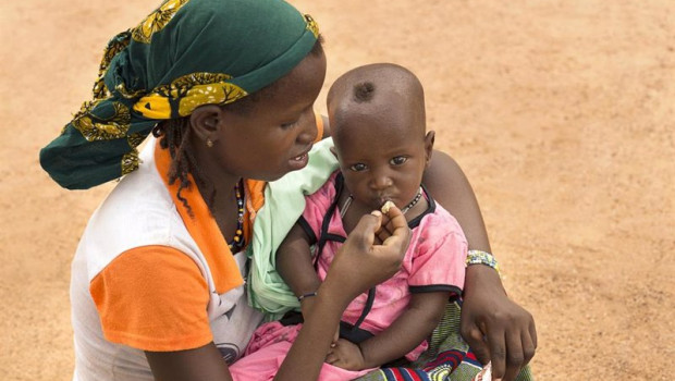 ep una madre da de comer a su hijo desnutrido en burkina faso