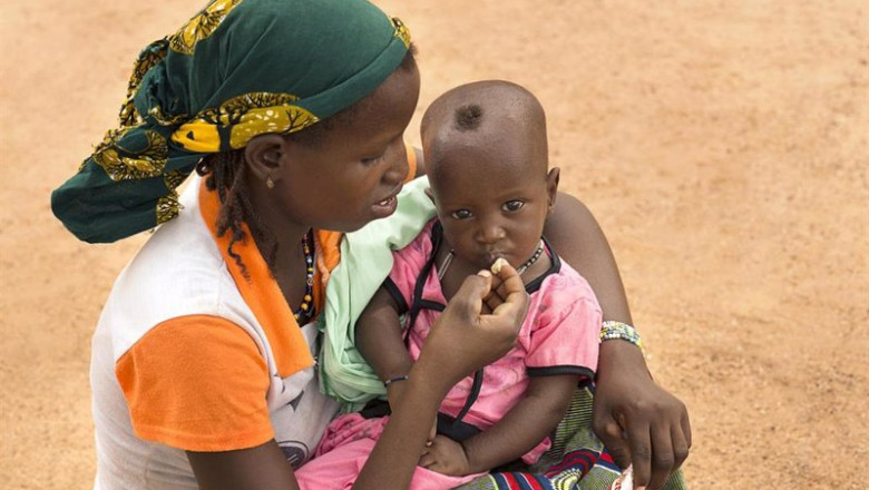 ep una madre da de comer a su hijo desnutrido en burkina faso ep una madre da de comer a su hijo desnutrido en burkina faso