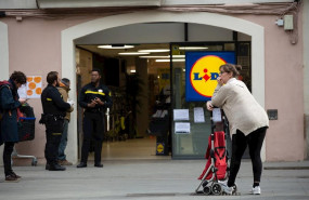 ep una mujer espera con su carro de la compra a poder entrar a un supermercado lidl durante el