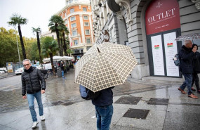 ep una persona pasea por la calle con un paraguas debido a la lluvia durante el peor temporal del