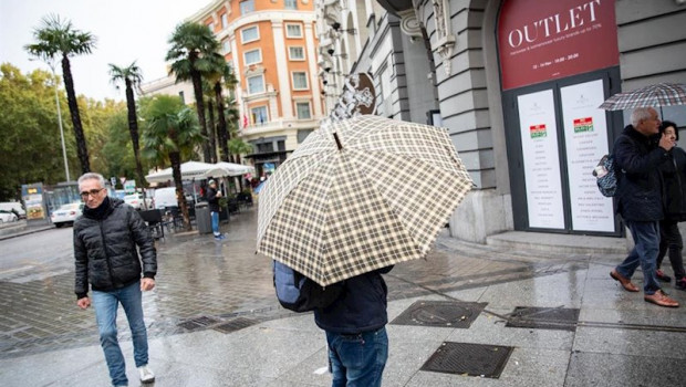 ep una persona pasea por la calle con un paraguas debido a la lluvia durante el peor temporal del