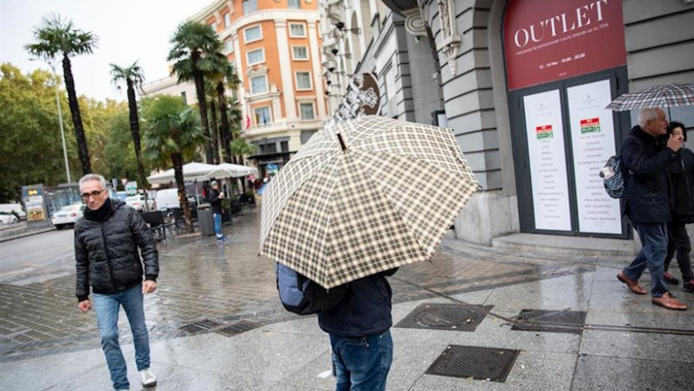 ep una persona pasea por la calle con un paraguas debido a la lluvia durante el peor temporal del ep una persona pasea por la calle con un paraguas debido a la lluvia durante el peor temporal del
