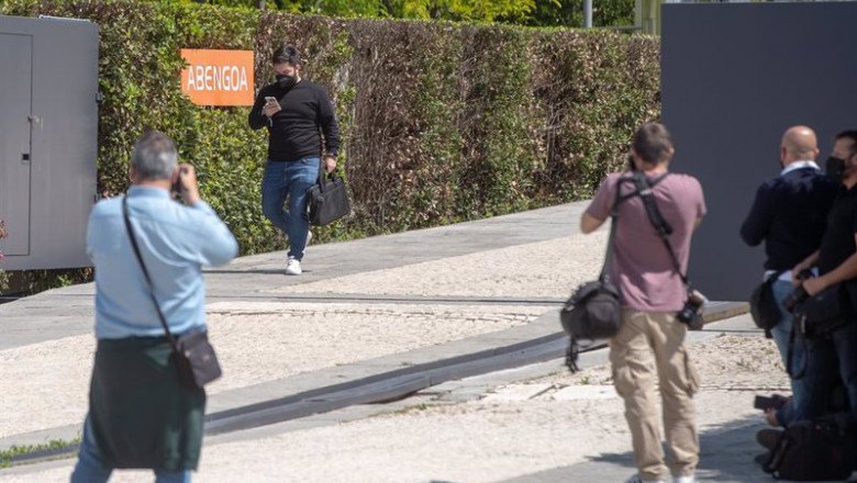Eduardo Briones - Europa Press ep una persona sale del la sede de abegoa de sevilla donde agentes de la guardia civil han realizado