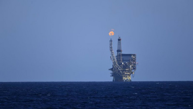 ep una plataforma de gas y petroleo frente a la costa de libia en el mediterraneo central en la zona