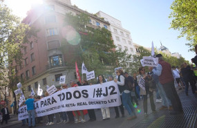 ep varias personas durante una manifestacion contra la ministra de inclusion seguridad social y