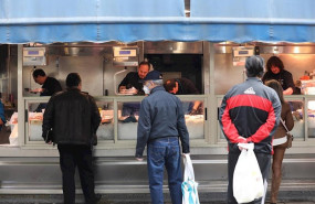 ep varias personas hacen uso de los mercados del barrio durante el dia 45 de estado de alarma