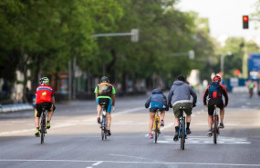 ep varios ciclistas recorren una calle de madrid en el segundo dia de desconfinamiento durante la