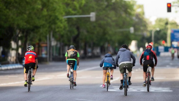 ep varios ciclistas recorren una calle de madrid en el segundo dia de desconfinamiento durante la