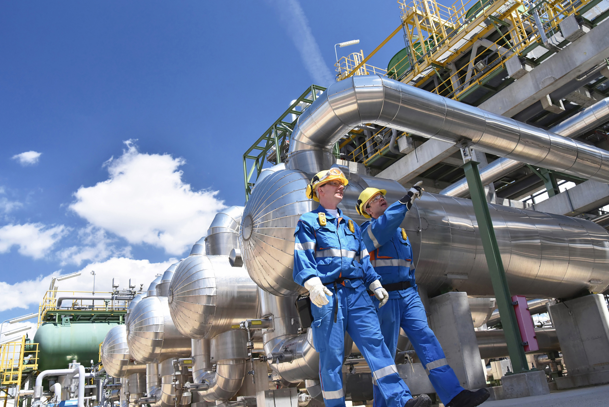 Getty Images grupo-trabajadores-industriales-refineria