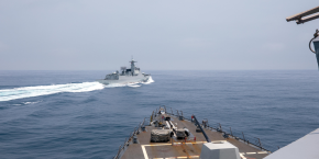 un navire de guerre chinois navigue a proximite d un navire de guerre americain dans le detroit de taiwan 20240514175658 