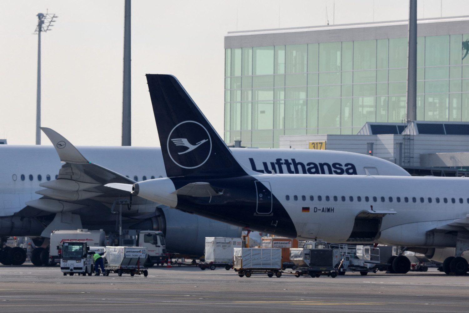 des avions de la compagnie lufthansa sont vus sur le tarmac de l aeroport international de munich 20231020071144 