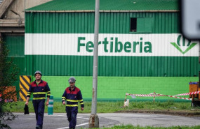 ep archivo   dos trabajadores en las instalaciones de fertiberia a 13 de septiembre de 2024 en