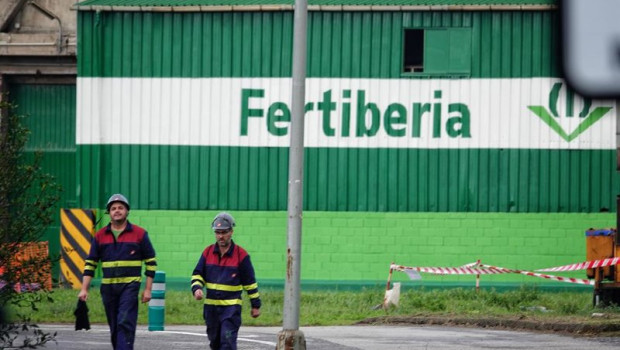 ep archivo   dos trabajadores en las instalaciones de fertiberia a 13 de septiembre de 2024 en