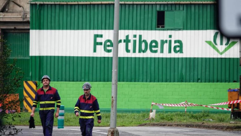 ep archivo   dos trabajadores en las instalaciones de fertiberia a 13 de septiembre de 2024 en