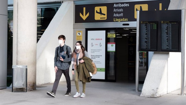 ep archivo - dos viajeros salen del aeropuerto de palma de mallorca ep archivo - dos viajeros salen del aeropuerto de palma de mallorca