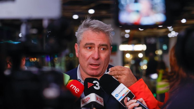 ep archivo   el portavoz de renfe en cataluna antonio carmona atiende a los medios en la estacion de