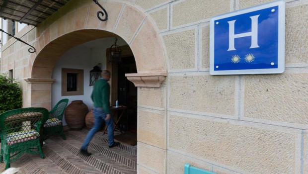 ep archivo   entrada a un hotel