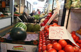 ep archivo   foto de un mercado de frutas y verduras en andalucia