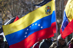 ep archivo   manifestantes portan bandera de venezuela durante una marcha antiimperialista a 25 de